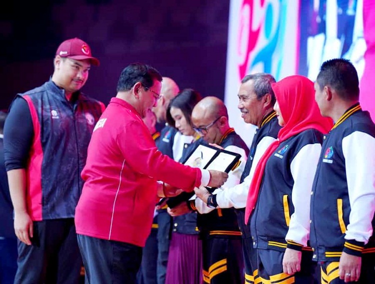 Diserahkan Menhan Prabowo, Gubri Syamsuar Dianugerahi Pelaku Olahraga Berprestasi