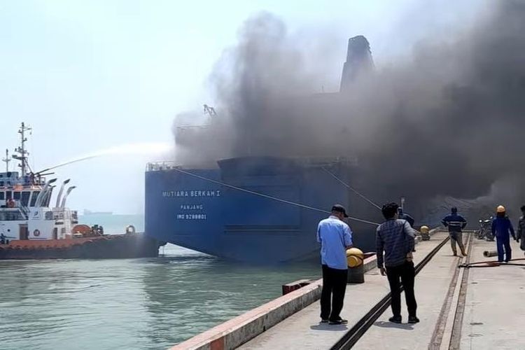 Kapal Feri Terbakar di Pelabuhan Indah Kiat Merak, 159 Penumpang Selamat