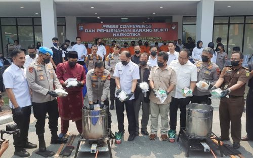 Musnahkan 60,23 Kg Ganja Dengan Cara Dibakar, Aroma Asapnya Menyebar di Mapolda Riau