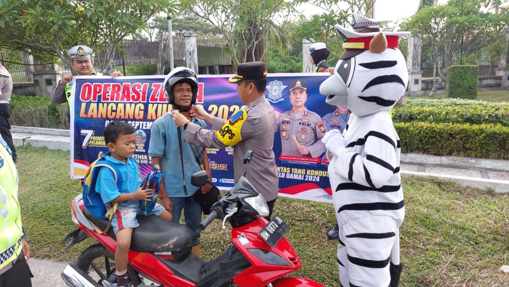 Hindari Ketakutan Warga Saat Razia, Polisi Tampilkan Badut Zebra dan Bagikan Helm