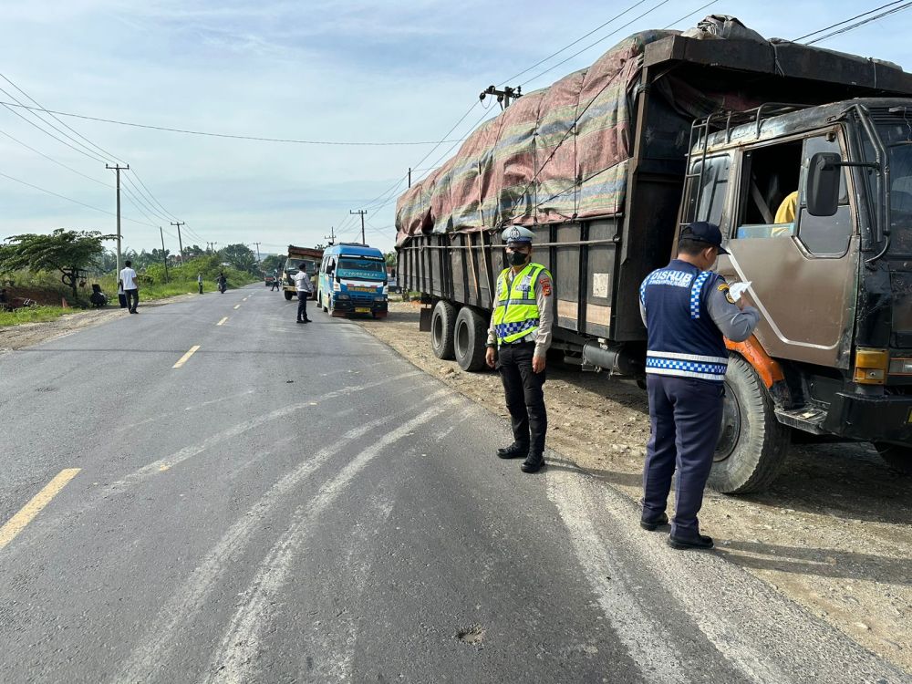 Dishub Riau Jaring Ratusan Truk Over Kapasitas di Jalan Lintas Riau- Sumut