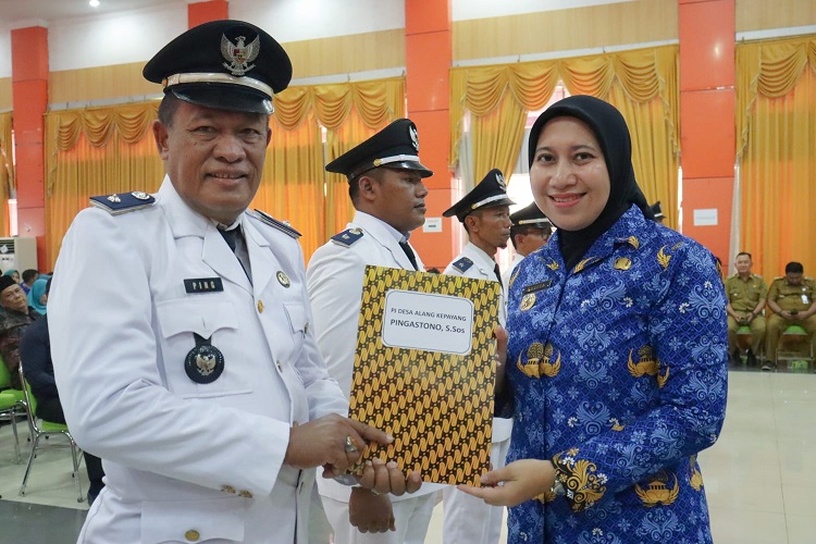 Bupati Rezita Lantik 13 Pj Kades, Minta Segera Dibentuk PPID Tingkat Desa