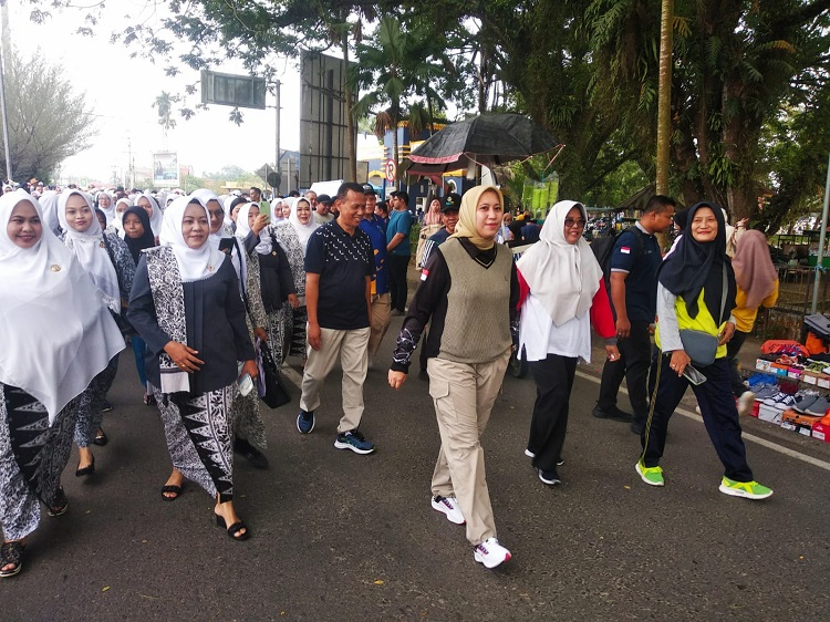 Bupati Rezita Kembali Ikut CFD di Danau Raja dan Teken Transisi Paud ke SD