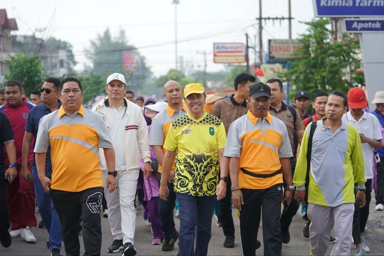 Berhadiah Sepeda Motor, Syamsuar Jalan Santai Bersama Ribuan Siswa dan Guru SMA Bengkalis