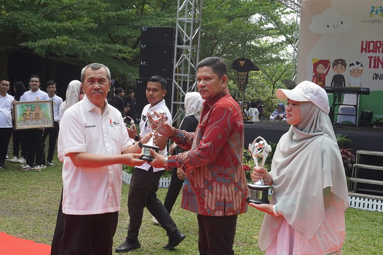 Naik Peringkat, Bengkalis Raih Penghargaan Kabupaten Layak Anak dari Gubri Syamsuar