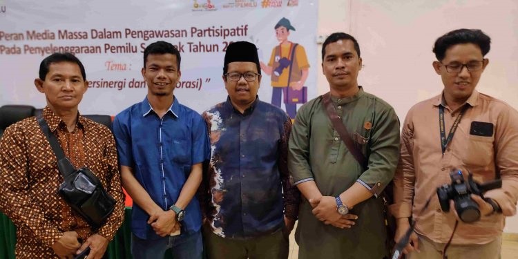 Bersama Komisioner KI, Ketua Bawaslu Alnofrizal Sosialisasi Dengan Media di Rohil