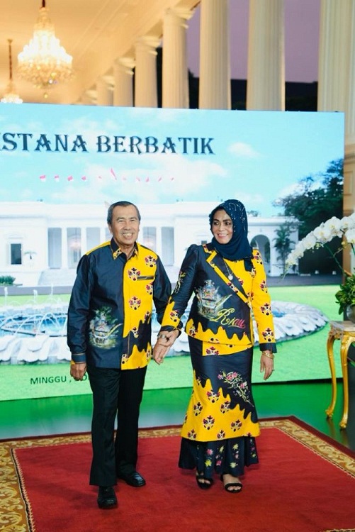 Promosikan Batik Riau, Gubernur Syamsuar dan Istri Tampil di Istana Berbatik