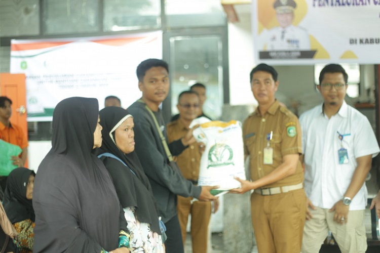 Meranti Bagikan Cadangan Beras Pemerintah Kepada 31.293 Keluarga Penerima Manfaat