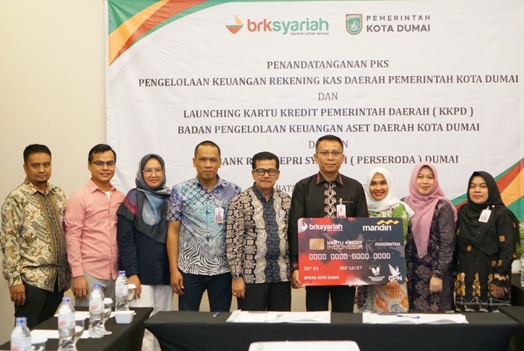 Kerjasama Dengan BRK Syariah, BPKAD Kota Dumai Perdana Gunakan Fisik KKPD di Riau