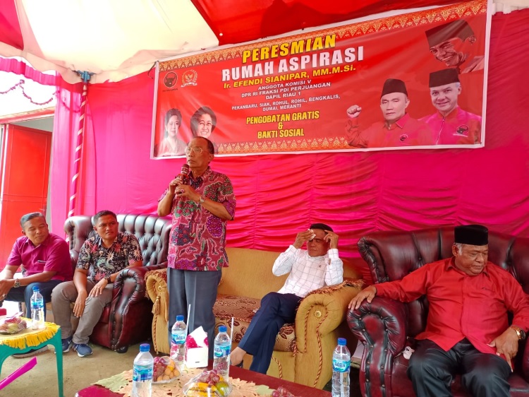 Ratusan Warga Rohil Berobat Gratis di Klinik Ir. Effendi Sianipar