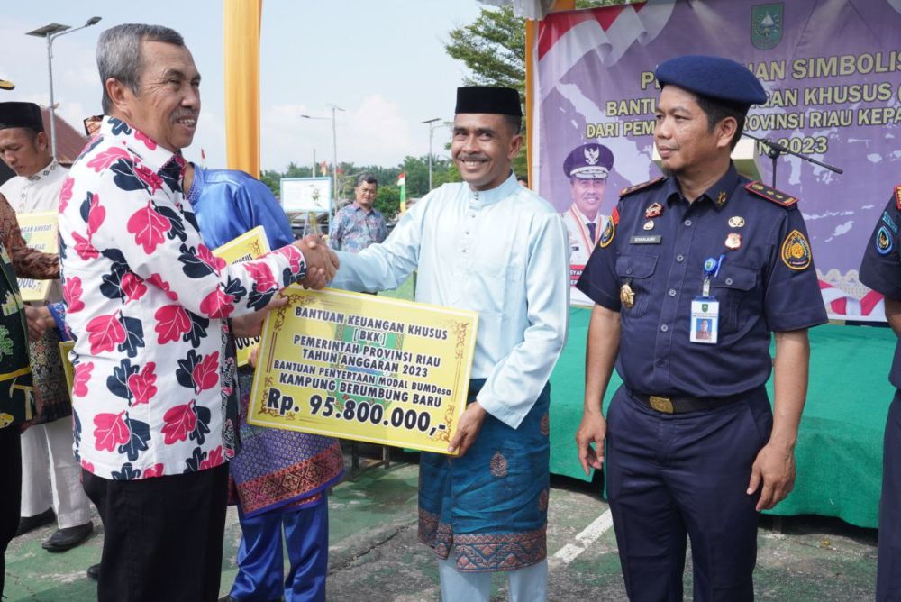 Gubernur Riau Serahkan Dana Bantuan Keuangan Khusus Untuk 122 Desa di Siak