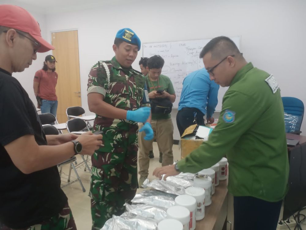Tim Gabungan Lanud Roesmin Nurjadin Gagalkan Pengiriman Kosmetik Berisi Narkoba