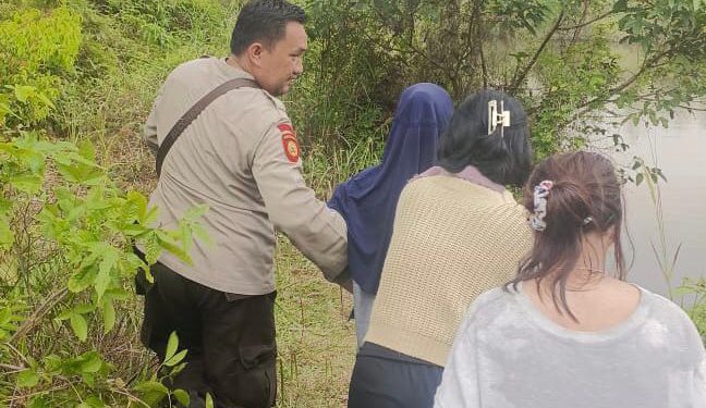 Cari Spot Foto di Semak Stadion Riau, Lima Mahasiswi Cantik Pingsan Diserang Tawon