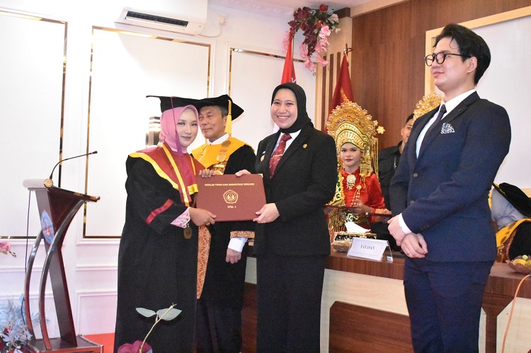 25 Mahasiswa UNRIDA Diwisuda, Bupati Rezita: Jangan Pernah Berhenti Belajar