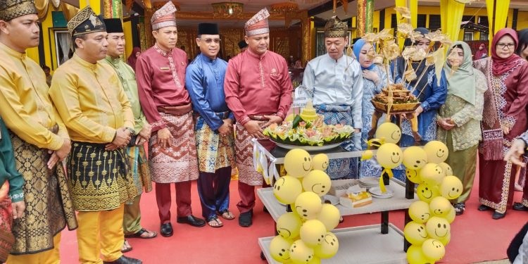 Hadir di HUT Kecamatan Simpang Kanan, Bupati Afrizal Bagikan 600 Paket Sembako