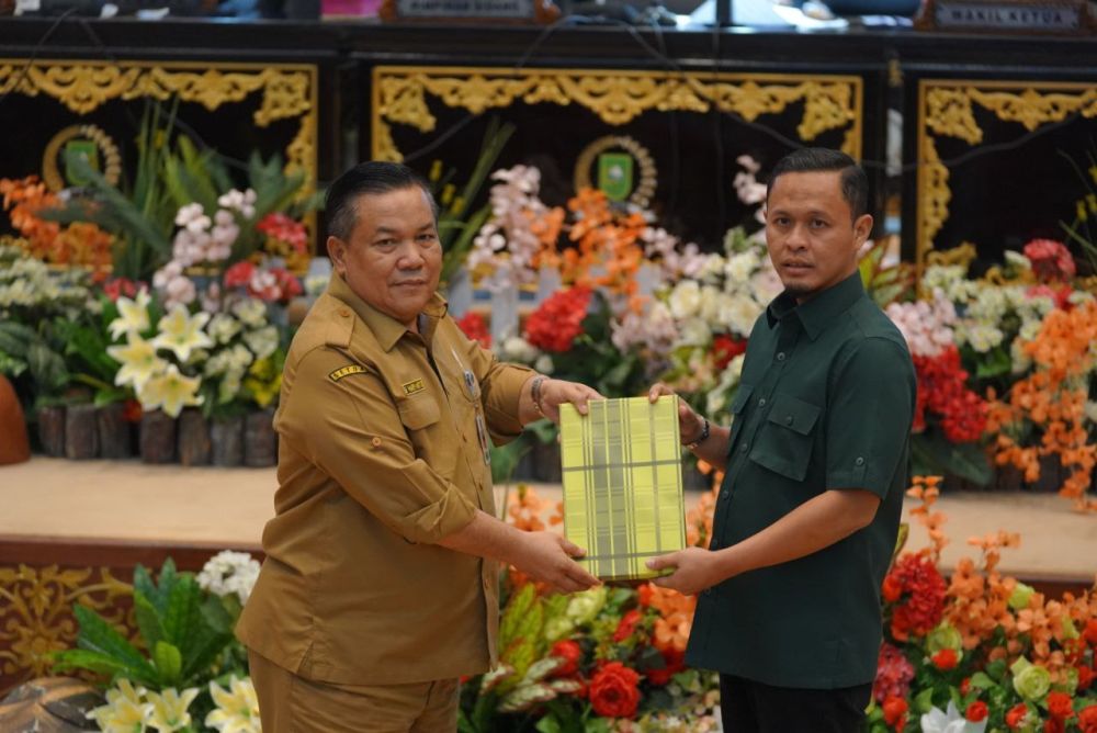 Sekdaprov Riau SF Hariyanto Terima Laporan Reses Persidangan II Tahun 2023