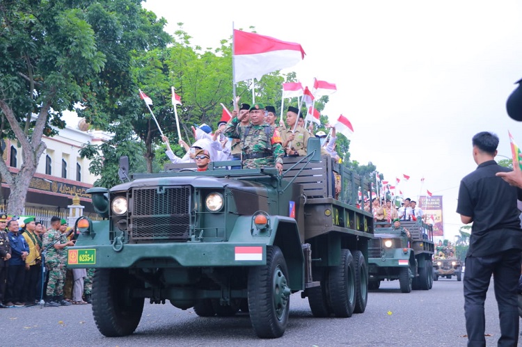 Perdana di Pekanbaru, Muflihun Apresiasi Defile Pasukan dan Kendaraan Tempur di HUT TNI ke-78