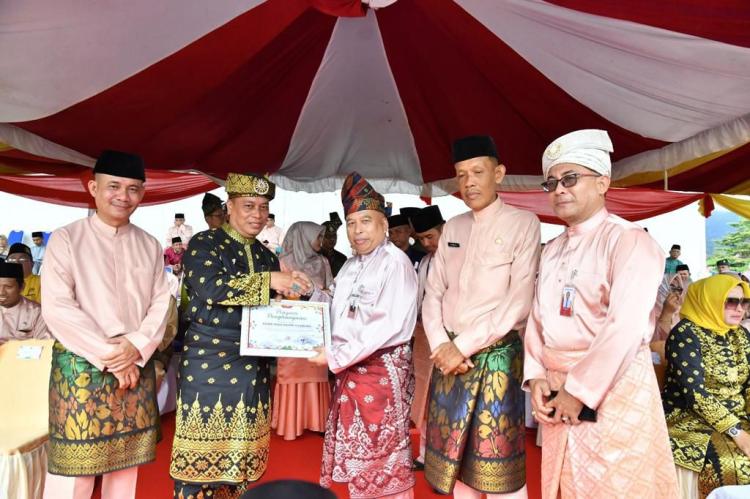 BRK Syariah Dianugerahi Penghargaan Sektor Keuangan pada HUT ke-20 Kabupaten Lingga