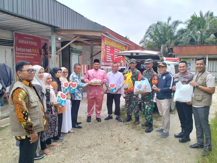 Salurkan Bantuan di Mentulik, Camat H. Abukari: Kampar Kiri Hilir Harus Bebas Stunting