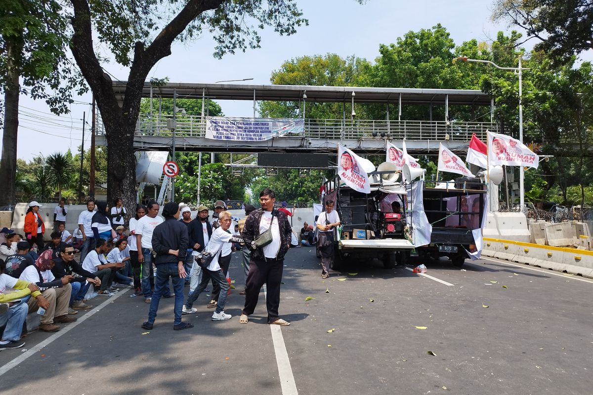 Jelang Putusan Majelis Kehormatan MK, Relawan Gibran Demo di Patung Kuda