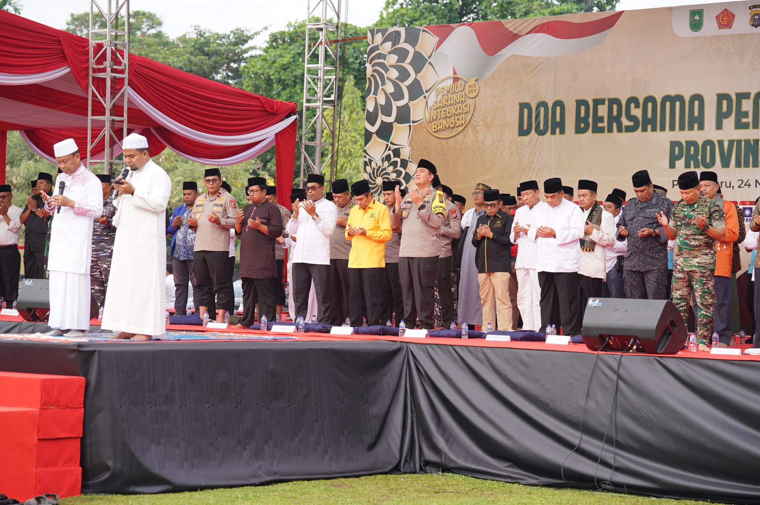 Pesan Ustad Das'ad Latif Saat Doa Bersama di Mapolda Riau: Pemilu Jangan Baper, Jaga Kedamaian
