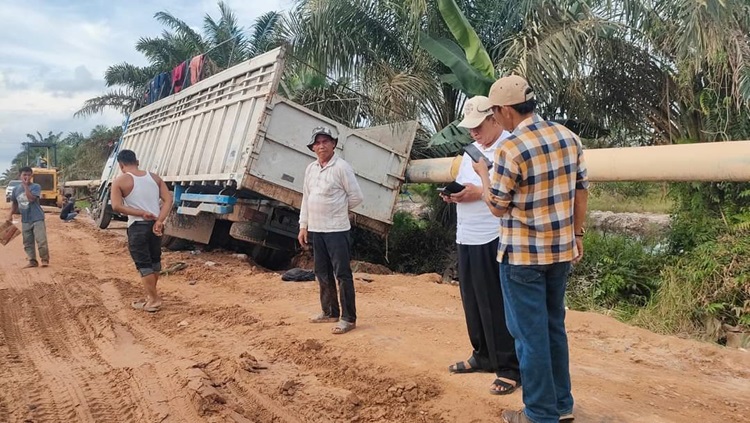 Respon Cepat Keluhan Masyarakat, Bupati Afrizal Perbaiki Jalan Lintas Kubu