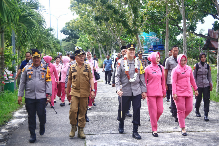 Kunjungan ke Meranti, Kapolda Riau Puji Bhayangkari