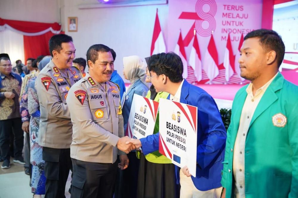 Wakapolri Serahkan Beasiswa Untuk 150 Mahasiswa di Riau