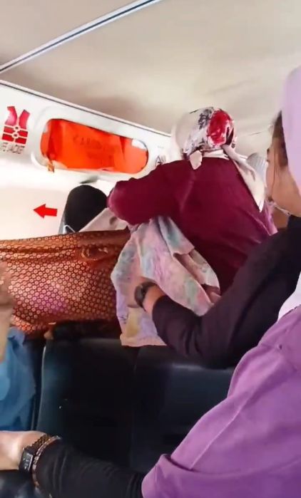 Jauhnya Rumah Sakit, Seorang Wanita di Kuala Kampar Pelalawan Melahirkan di Speedboat
