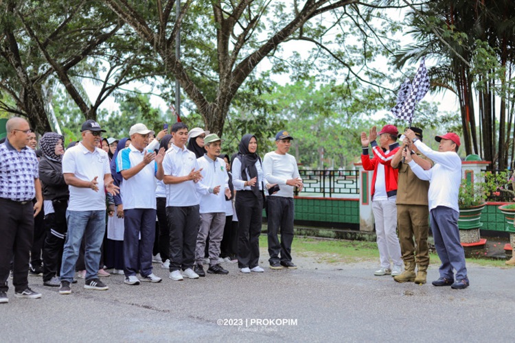 Dilepas Plt Bupati H. Asmar, Jalan Sehat HUT Korpri ke-52 di Meranti Meriah