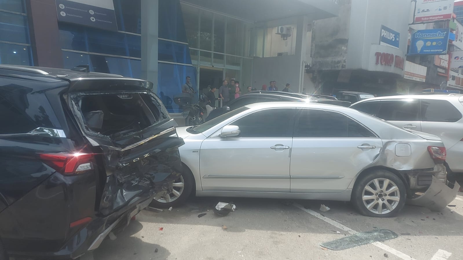 Diduga Mengantuk, Mobil Terios Tabrak 6 Kendaraan di Jalan Sudirman Pekanbaru, 1 Korban Luka Parah