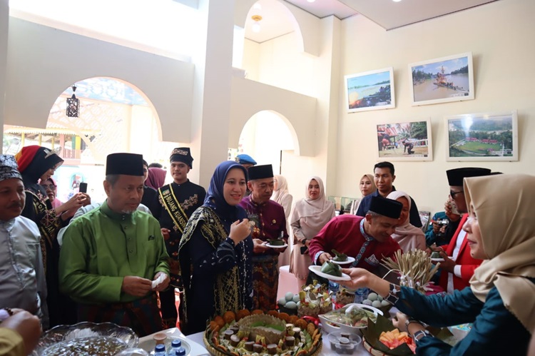 Buka Pameran dan Stand Bazar MTQ Riau, Bupati Rezita Dapat Cinderamata dari Seluruh Daerah