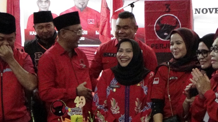 Hadir di Rakercab DPC PDI-P Bengkalis, Mulyono Dampingi Bupati Kasmarni Potong Tumpeng Ulang Tahun
