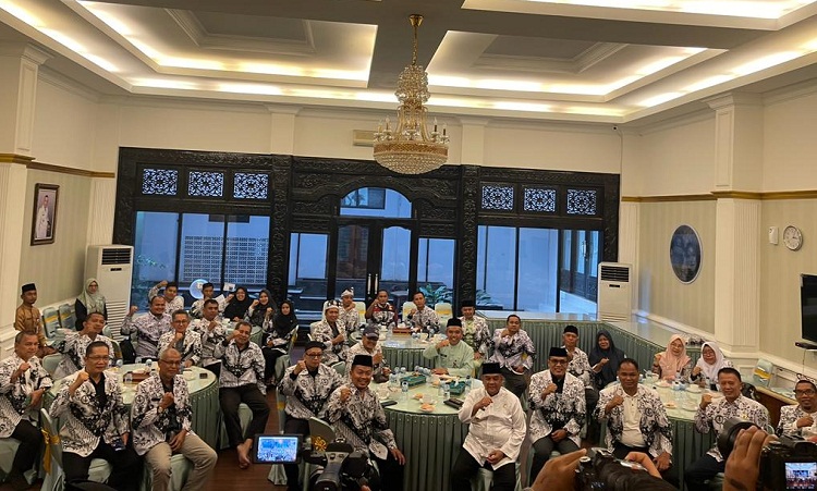 Tim Caretaker dan Pengurus PGRI se Riau Audiensi dengan Plt Gubri