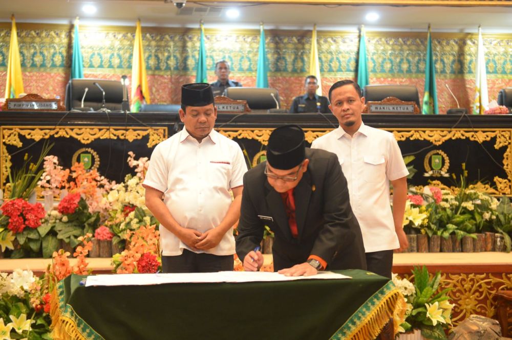 Plt Gubernur Riau dan DPRD Teken KUA PPAS RAPBD Provinsi Riau Tahun 2024