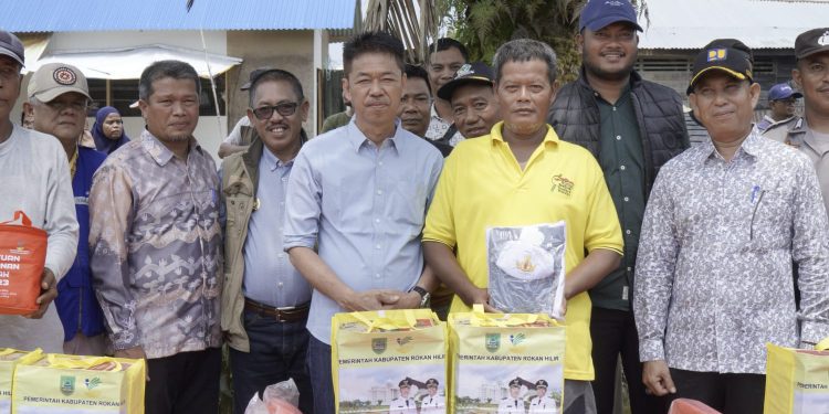 Bupati Rohil Kunjungi dan Bantu Korban Kebakaran di Jalan Karya Bagan Barat