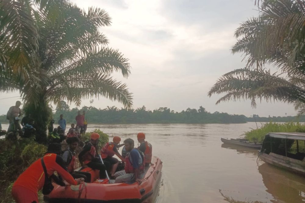 Sampan Terbalik di Buluh Cina Kampar, Seorang Nelayan Hanyut Dibawa Arus