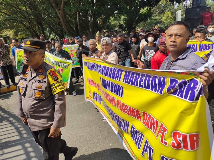 Tuntut 20% Kemitraan dari PT. SIR, Warga 2 Desa Siak Demo di DPRD Riau