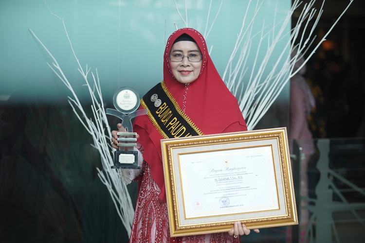 Diserahkan Ibu Wury Ma’ruf Amin, Hj. Zulaikhah Raih Penghargaan dari Kemendikbud Ristek RI