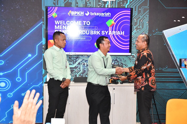 BRK Syariah Raih 3 Penghargaan dari BPKH Award, Dua Pegawai Terima Reward Umrah