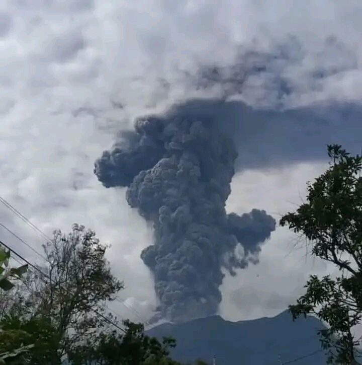 Status Waspada, Hingga Minggu Malam Erupsi Gunung Marapi 9 Kali Letusan