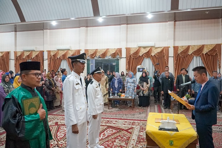 Bupati Rohil Lantik 2 Datuk Penghulu Hasil Pilpeng Serentak 2023