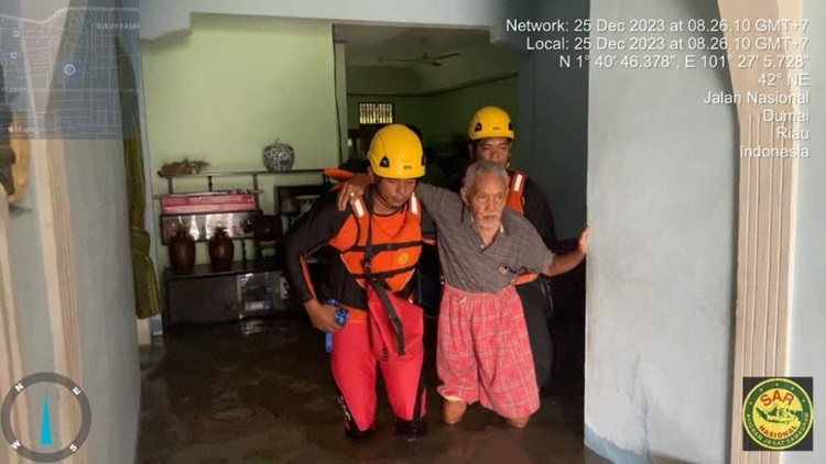 Terjebak Banjir, Begini Kondisi 2 Lansia di Dumai Setelah Dievakuasi Basarnas