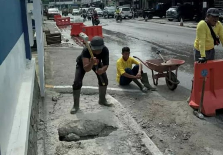 Penuh Sampah, PUPR Pekanbaru Bongkar Beton Penutup Drainase di HR Soebrantas