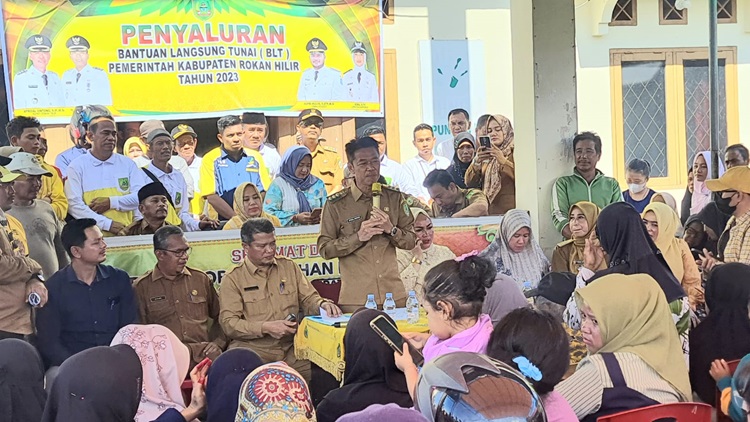 Kembali Salurkan BLT, Bupati Rohil: Lapor Jika Ada yang Layak Menerima Tapi Belum Terdaftar
