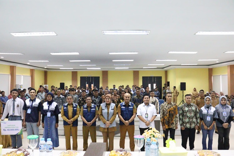 Selain Fokus pada Pelayanan, Bupati Rezita Juga Serahkan BLT DD
