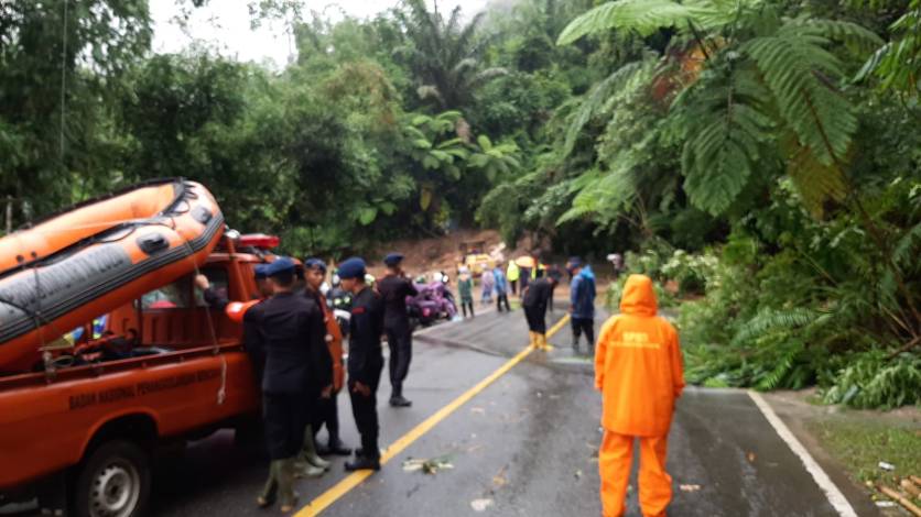 Longsor di Pangkalan, Dirlantas Polda Riau Himbau Masyarakat Ke Sumbar Melewati Teluk Kuantan-Kiliran Jao
