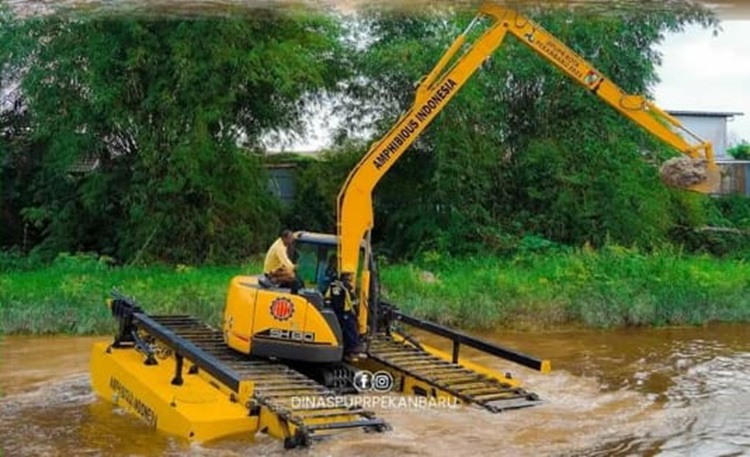 Tangani Banjir, PUPR Pekanbaru Mulai Keruk Sungai Sail Pakai Excavator Amfibi