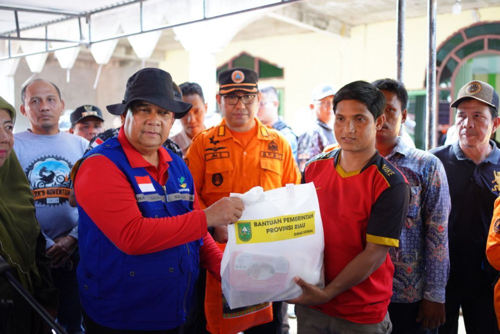 Gubernur Riau Edy Natar Beri Bantuan Korban Banjir di Desa Pekan Tebih Rohul