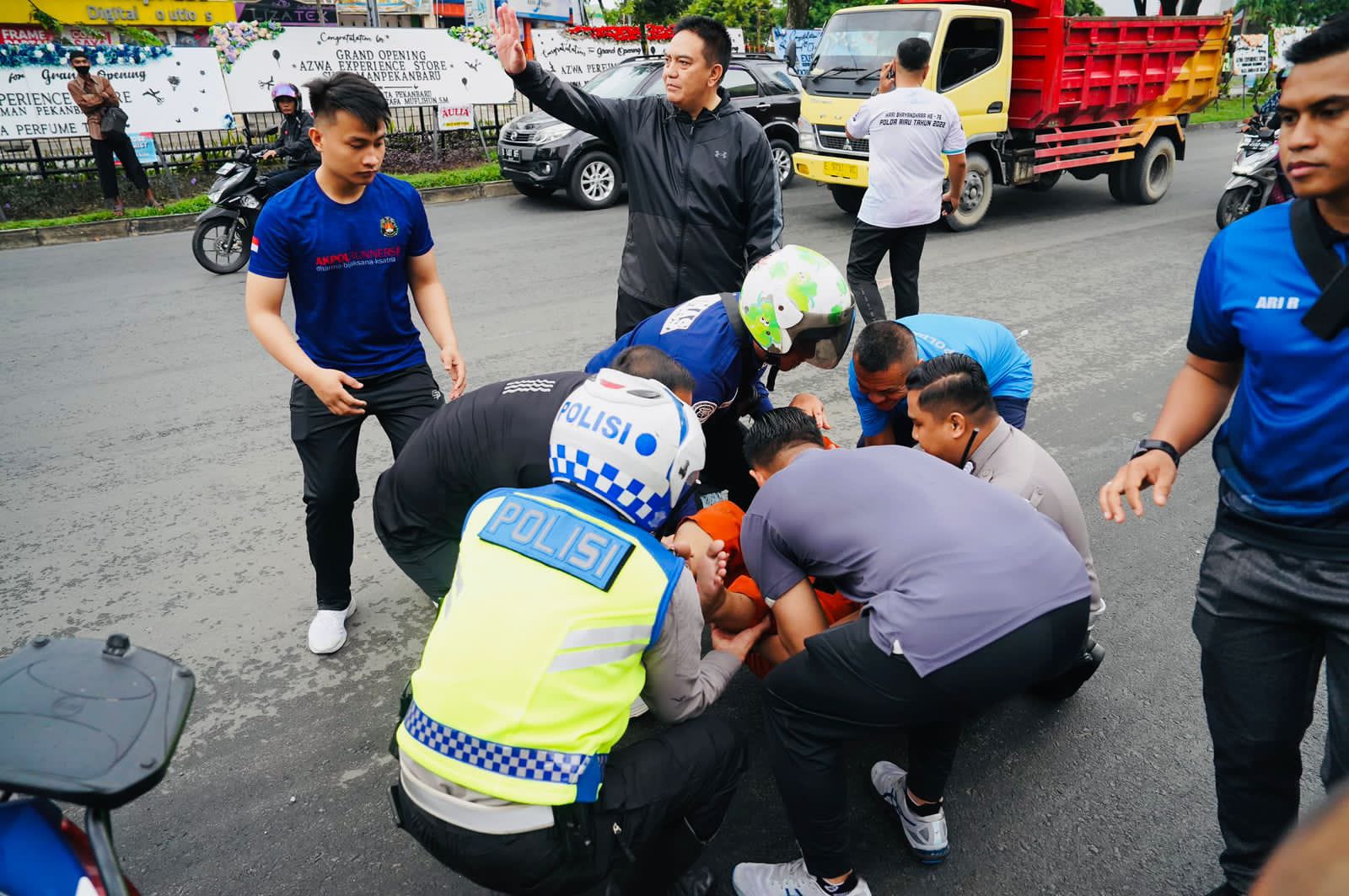 Berjiwa Humanis, Saat Olahraga Pagi Kapolda Riau Irjen Pol M Iqbal Bantu Korban Kecelakaan